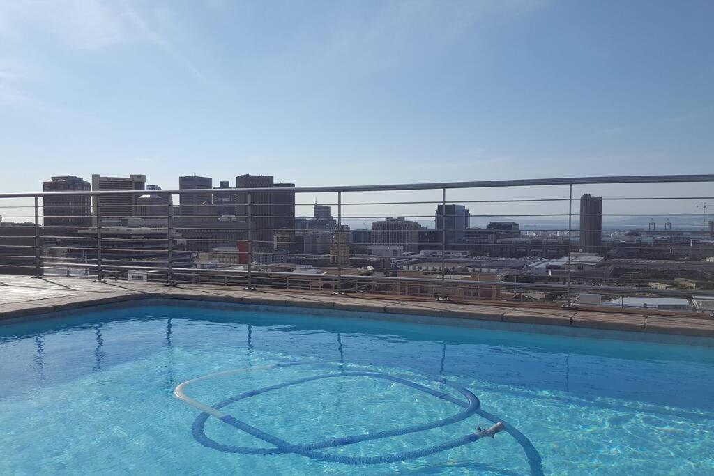 Four Seasons 818- Spacious Cbd Studio - Onsite Parking, Gym & Rooftop Pool Apartman Fokváros Kültér fotó
